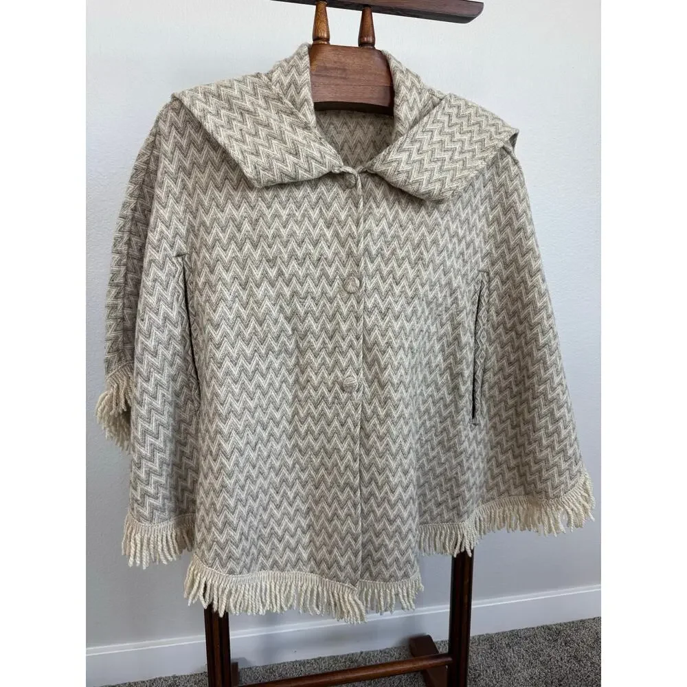 Lagenlook Fringed Poncho Cape Capelet Chevron Knit Boho Cottagecore Oatmeal Gray